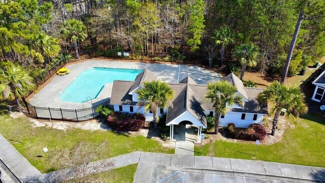 Building Photo - 3 Bedroom 2.5 Bath Townhouse in Lakeview Commons - Goose Creek