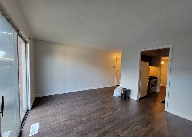 Building Photo - Renovated 2 Bedroom Apartment Conveniently...