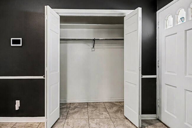 Building Photo - 5001 Glenhaven Dr