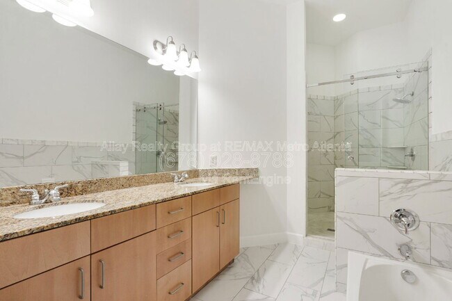 Building Photo - 711 Cosmopolitan Dr NE