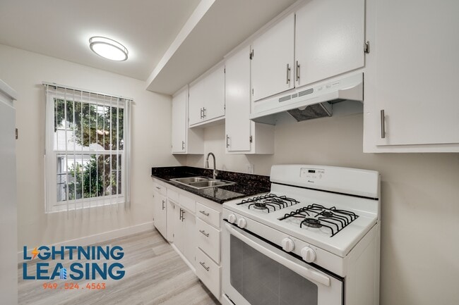 Building Photo - 921 Normandie Ave