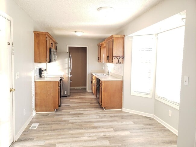 Building Photo - Close to Post! No Carpet! Lovely 3 Bed/2 Bath fenced in backyard!