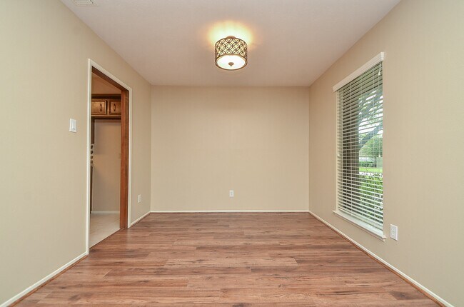 Building Photo - 3027 Colonial Dr