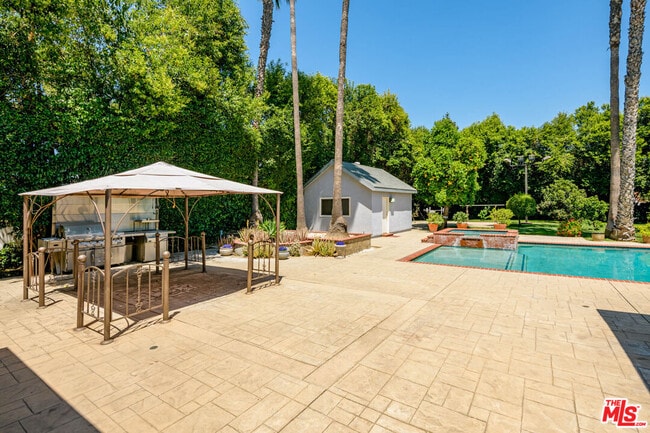 Building Photo - 8760 White Oak Ave