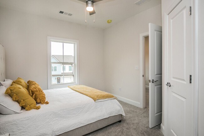 Building Photo - Luxury 2-Bedroom Townhome for Rent in Chimney Oaks – Golf Community Living!