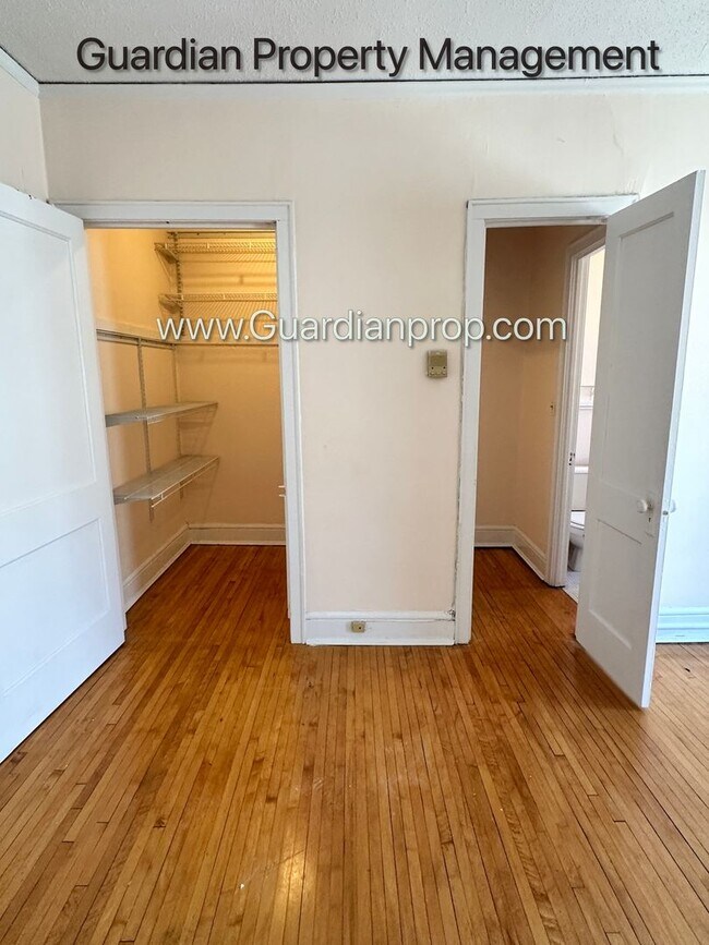 Building Photo - Top Floor Studio Lakes Uptown Apartment, Blocks from Both Lakes, Hardwood Floors, One Month Free