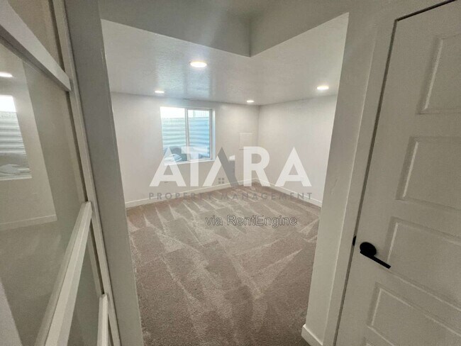 Building Photo - 1754 Oakwood Ln