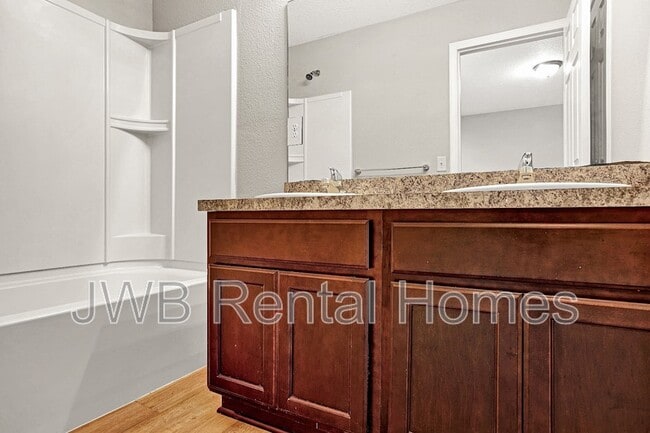 Building Photo - 1009 Kenmore St