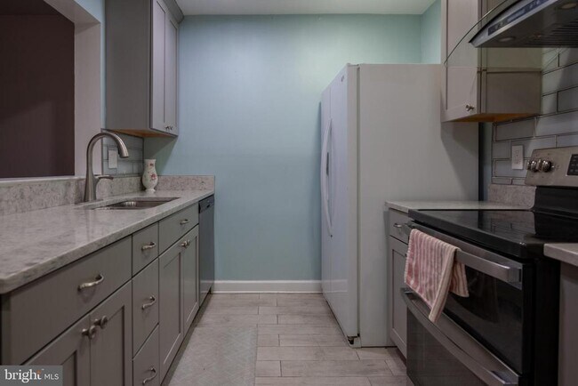 Building Photo - 14624 Monmouth Dr