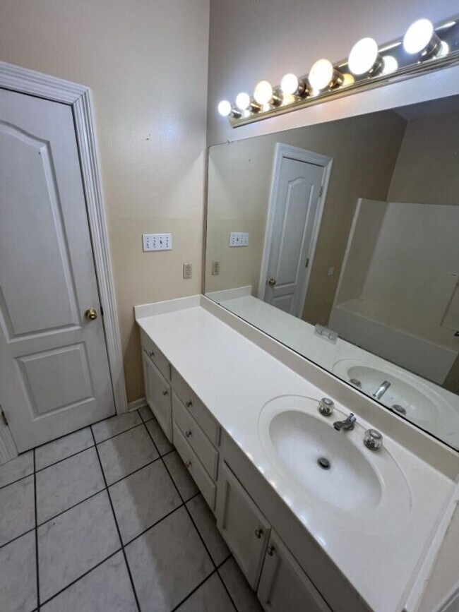 Building Photo - Corner-Lot Comfort in Zachary! — Spacious 3BR Home in Ravenwood Subdivision