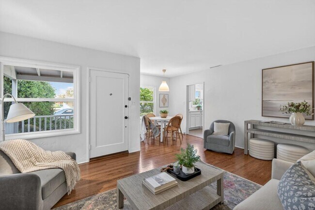 Building Photo - 2 bedroom | 1 bathroom | Single family in East Sac