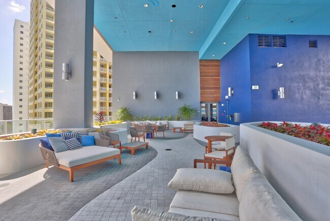 Building Photo - 1300 Brickell Bay Dr