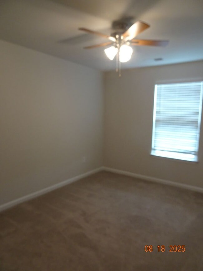 Building Photo - 3 Bedrooms, 2.5 Bathrooms Townhouse Rental