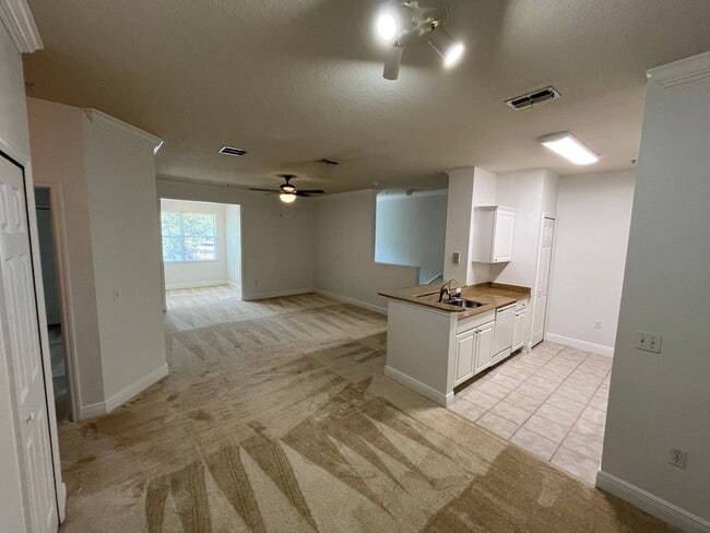 Building Photo - 1Bdrm 1Bath -- Gated Community of Southern...