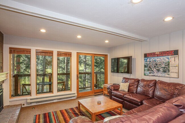 Building Photo - 6 Month lease! Walk to everything! Partially Furnished!