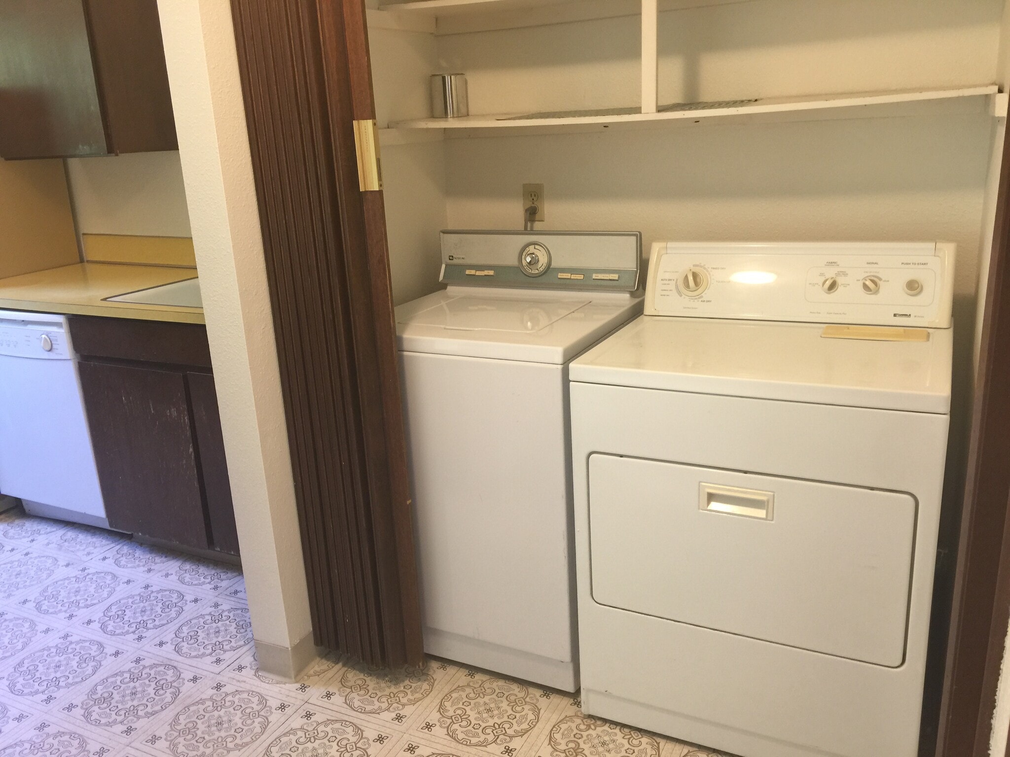 Building Photo - 600 SW Crestview St