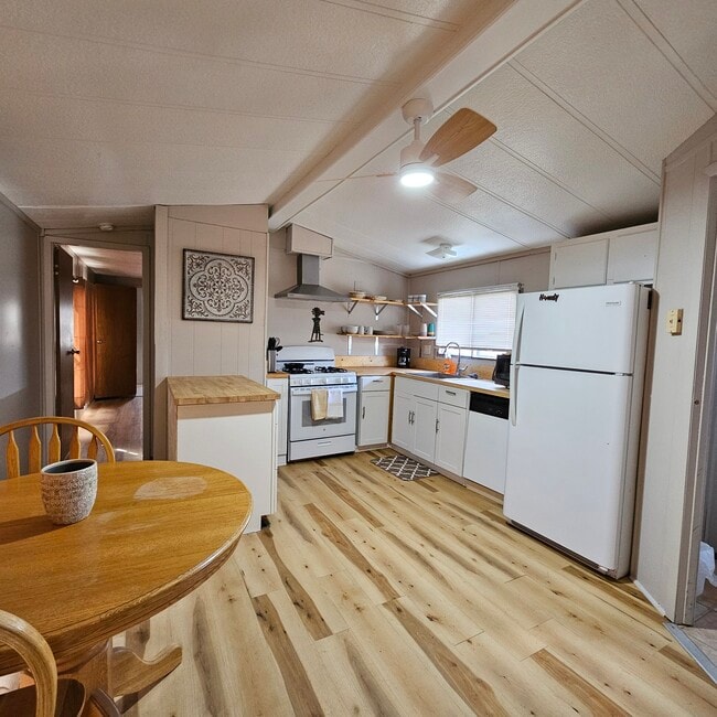 Building Photo - 801 N Hale Ave