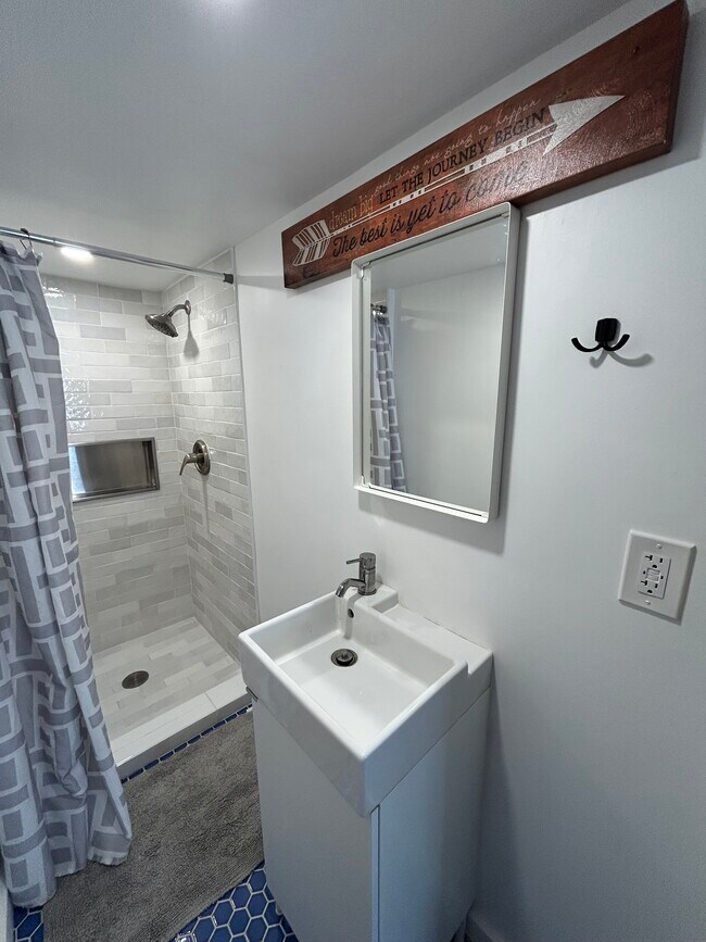 Building Photo - 7311 Gladys Ave