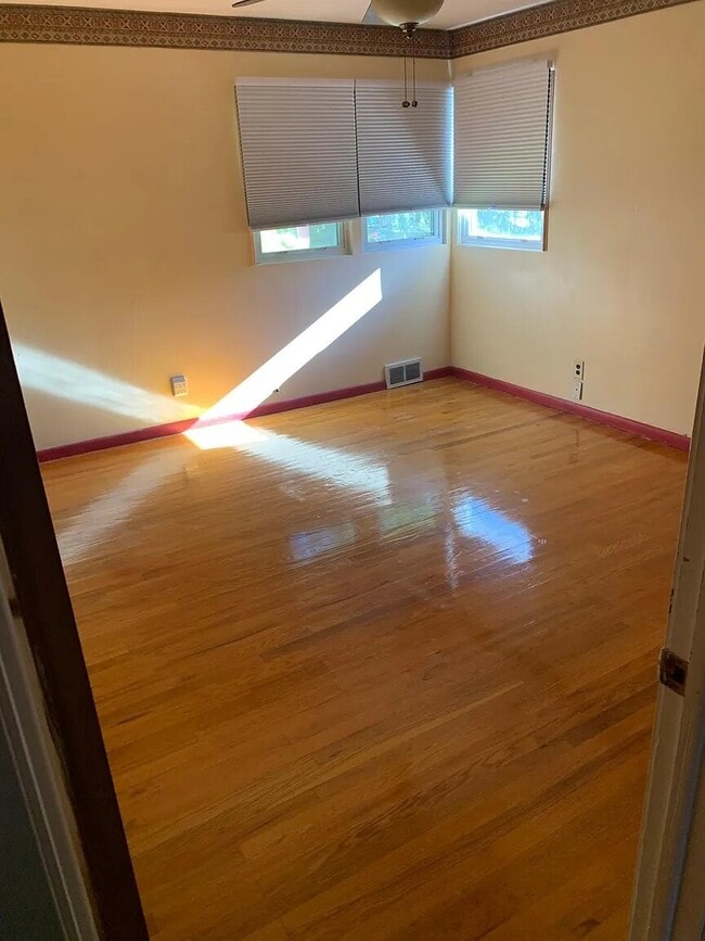 Building Photo - 3137 Belmont Ave