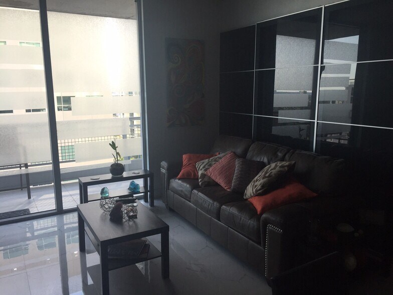 Building Photo - 690 SW 1st Ave