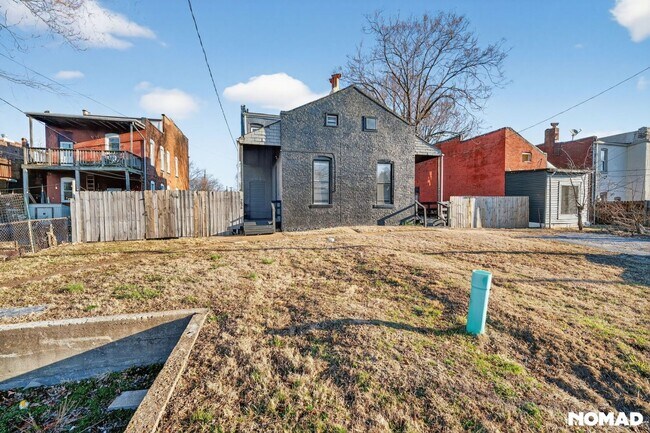 Building Photo - Charming 2BR Townhome in Saint Louis
