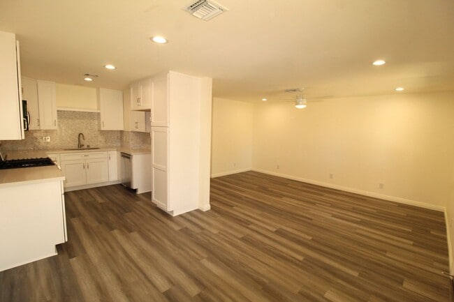 Building Photo - Remodeled 2+1 Upstairs Parkside Condo