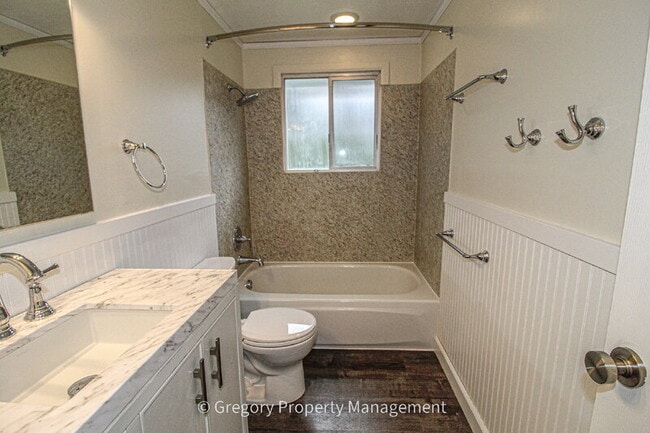 Building Photo - 1202 44th St SE