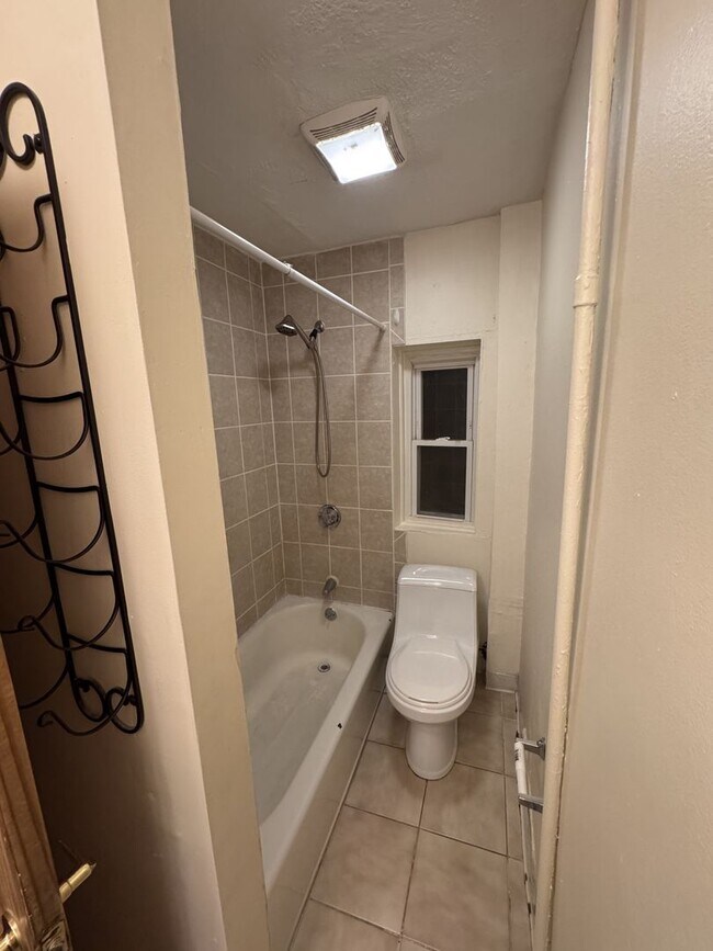 Building Photo - 1bed apartment in Watertown available in 9/1