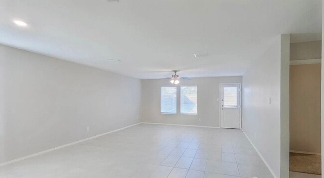 Building Photo - MOVE IN READY