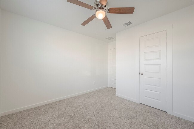 Building Photo - 4906 Edgewood Dr