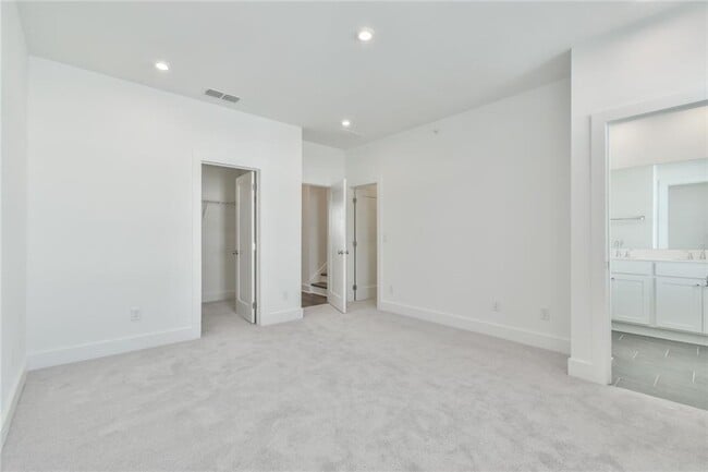 Building Photo - 490 Harmony Ter NW