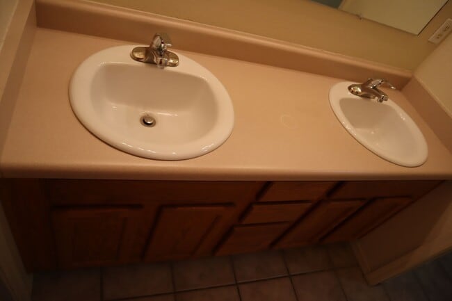 Building Photo - Great home great price