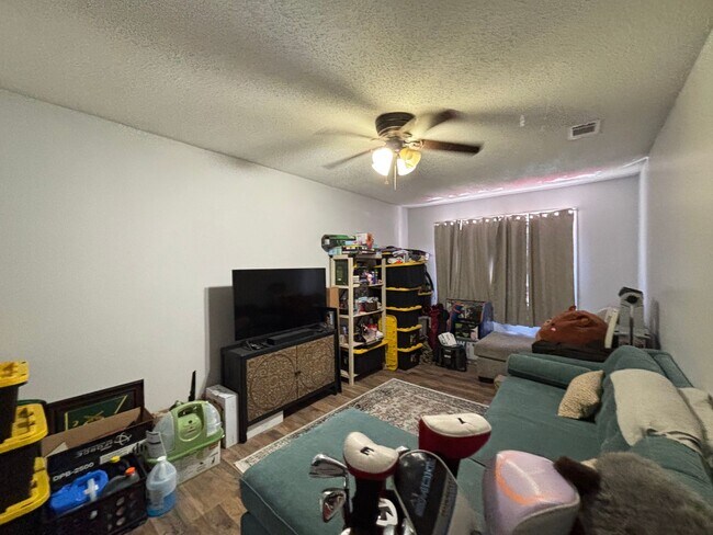 Building Photo - FOR RENT