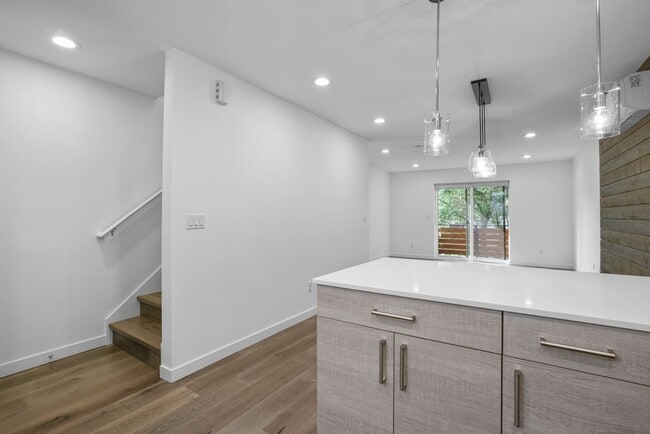Building Photo - Modern Beacon Hill Townhouse Available for Rent!