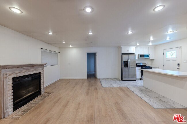 Building Photo - 837 Sunset Ave