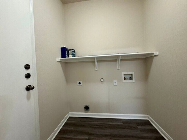 Building Photo - One-story brick home in popular Stoneridge Subdivision!