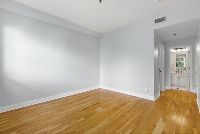 Building Photo - 233 Monroe St