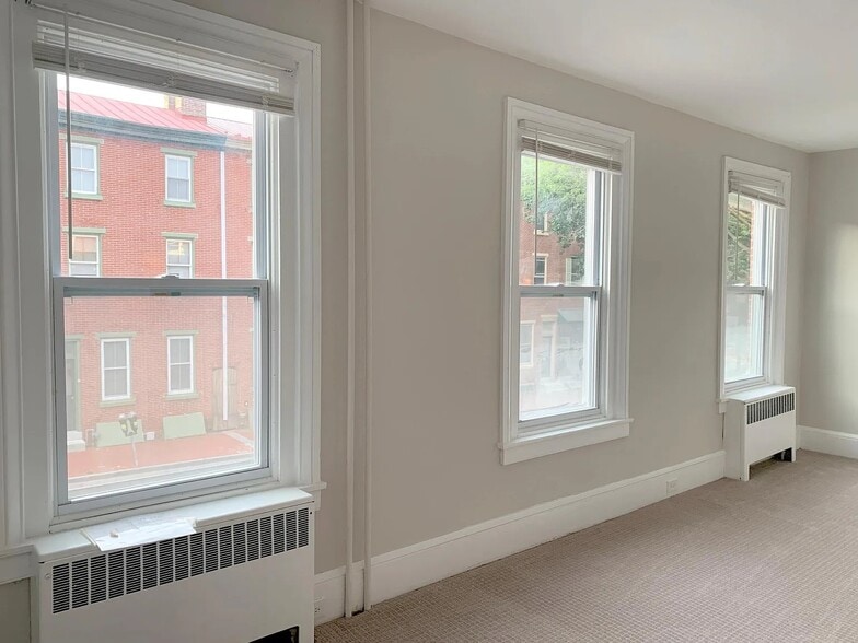 Building Photo - 142 E Gay St