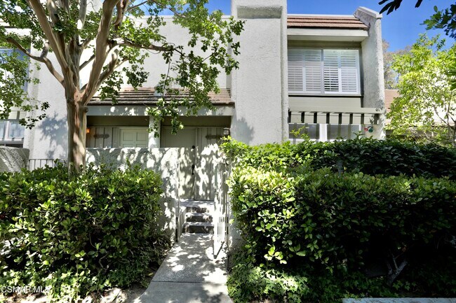 Building Photo - 11738 Moorpark St