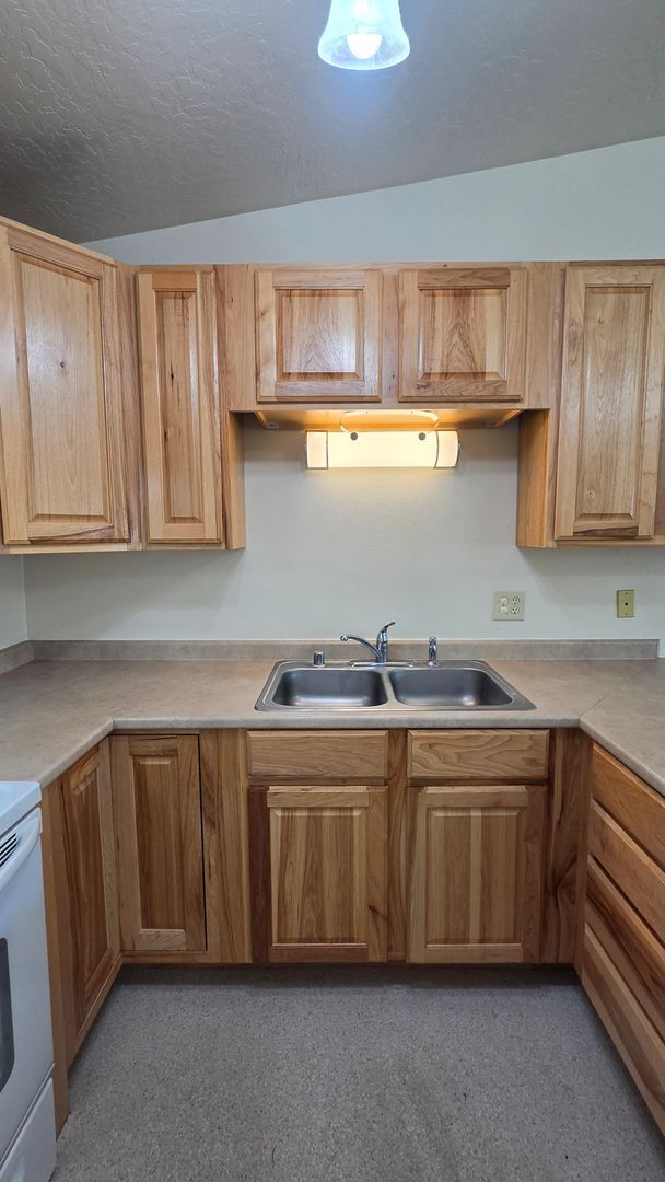 Building Photo - 806 Spartan Dr