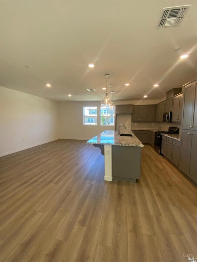 Building Photo - 2408 Lake Club Dr