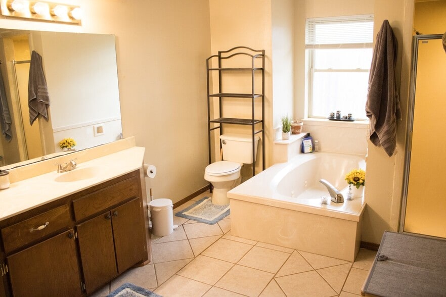 Building Photo - 4715 NE Bell Ave