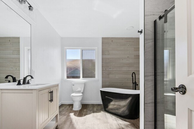 Building Photo - Parkside Paradise: Spacious 5-Bed Luxury in Hobble Creek