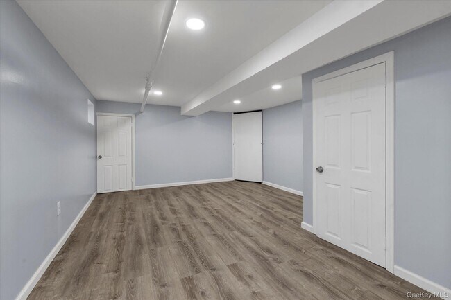 Building Photo - 71-39 Nansen St