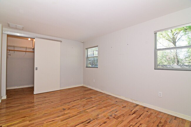 Building Photo - 1319 Francis Ave