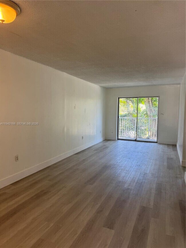 Building Photo - 645 NE 121st St