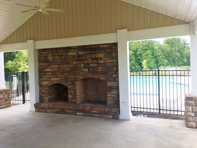 Building Photo - 525 Lateleaf Dr