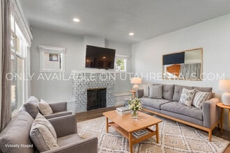 Building Photo - 231 400 N
