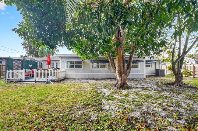 Building Photo - 320 Riverdale Rd