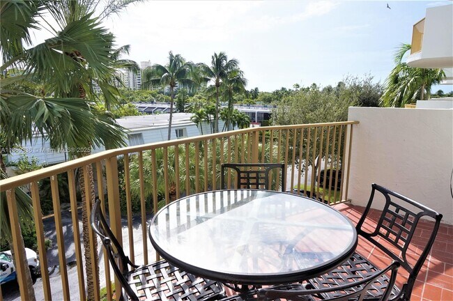Building Photo - 210 Seaview Dr